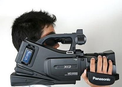 广告拍摄之肩扛或手持摄像机拍摄的三个优点